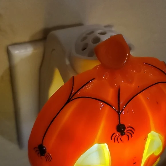 Bath & Body Works Halloween Jack-o-Lantern Wallflower Nightlight Diffuser Tested - Picture 6 of 6